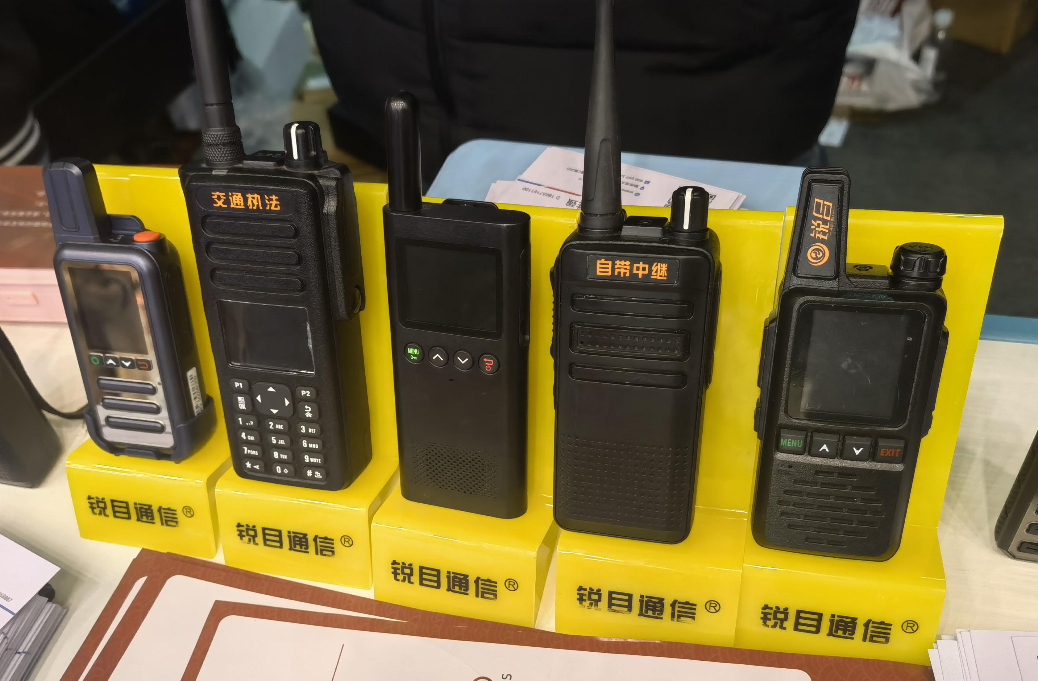解析 为什么有些警察会随身携带两台对讲机？